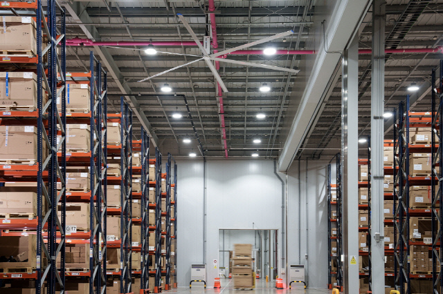 BMW 안성 부품물류센터 천장에 설치된 에어 서큘레이션 팬. BMW 그룹 코리아 제공